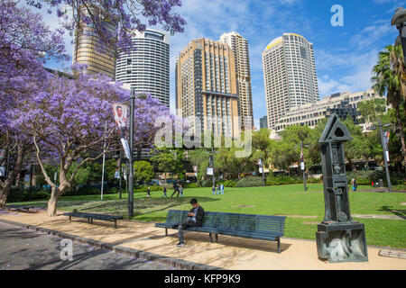 Première flotte park dans les roches Sydney avec sculpture la balise par Robert Kippel,Sydney, Australie Banque D'Images