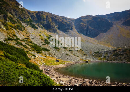 Paysage de montagne à l'mija lac glaciaire dans les Carpates, Roumanie, Europe Banque D'Images