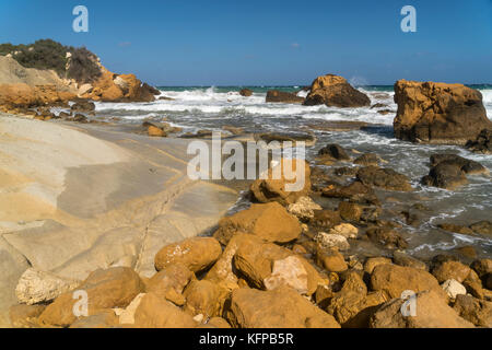 Steiniger strand der San Blas bay im nordosten der Insel Gozo, Malte | Rocky beach de San Blas bay, Gozo, Malte Banque D'Images