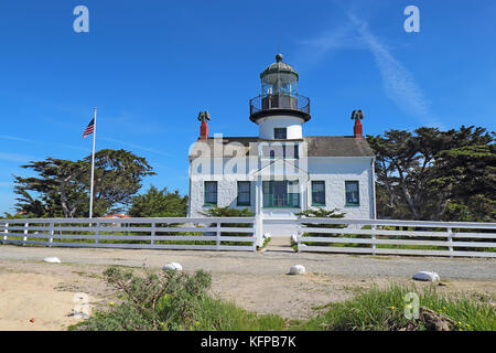 Point Pinos, le plus ancien phare d'exploitation sur la côte ouest, sur la baie de Monterey à Pacific Grove, Californie Banque D'Images