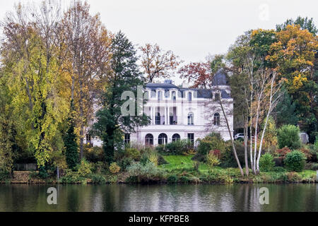 Potsdam, Brandebourg, canal du lac Griebnitz. Luxury lake side home à côté de l'automne en Griebnitssee Banque D'Images