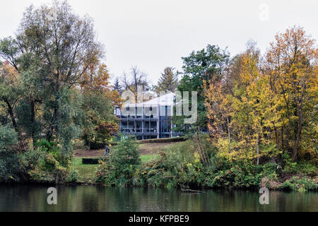 Berlin ,canal du lac Griebnitz. Maisons de luxe côté lac en automne.côté eau moderne avec des arbres d'automne colorés Banque D'Images