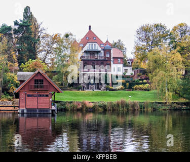 Berlin ,canal du lac Griebnitz. Maisons de luxe côté lac en automne Banque D'Images