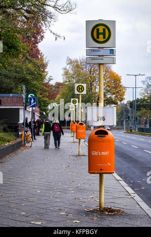 Wannsee berlin,rangée de panneaux d'arrêt de bus la bvg et orange poubelles dans street à l'automne Banque D'Images