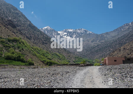 Parc national de Toubkal au printemps avec le mont, couvrir de neige et de glace, près de la vallée ville Aroumd, l, point de départ de randonnée vers le Jebel Toubkal, plus haut sommet Banque D'Images