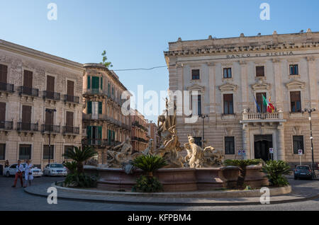 Syracuse, Italie - 31 août 2017 : la fontaine d'Artémis (Diane) sur la place à Archimède de Syracuse. Banque D'Images