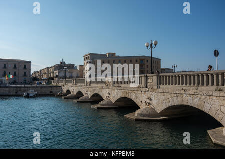 Syracuse, Italie - 31 août 2017 : Avis d'Umberto I bridge à Syracuse, en Sicile. Italie Banque D'Images