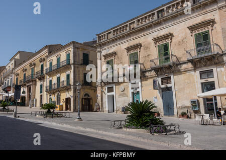 Ragusa, Italie - 2 septembre 2017 : la place de la cathédrale baroque de la province de Raguse en Sicile en Italie Banque D'Images