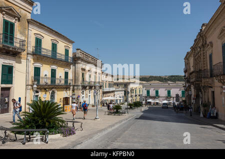 Ragusa, Italie - 2 septembre 2017 : la place de la cathédrale baroque de la province de Raguse en Sicile en Italie Banque D'Images