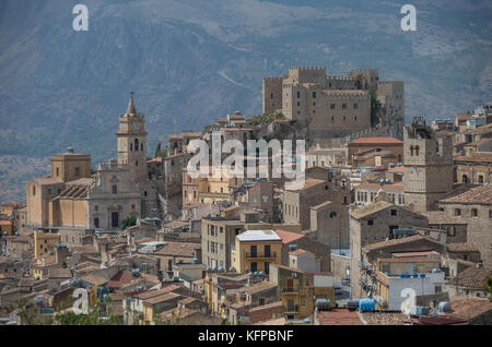 Caccamo, Sicile. Cité médiévale ville italienne avec le château normand en Sicile, Italie. montagnes Banque D'Images