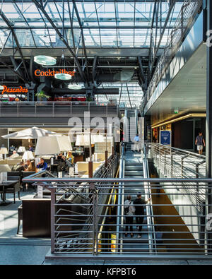 Berlin Tegel,.Hallen am Borsigturm,Luxury shopping centre, centre commercial de la tour Borsig ancien usine Borsig ateliers. Intérieur du bâtiment,cadre d'acier Banque D'Images