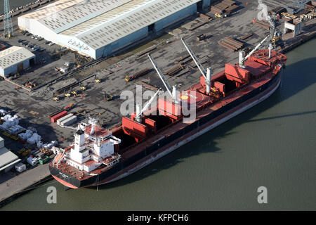 Vue aérienne de MV Sage Amazon au Seaforth Docks, un terminal à conteneurs, sur la Mersey, UK Banque D'Images