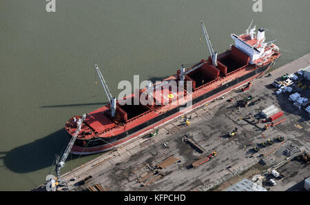 Vue aérienne de MV Sage Amazon au Seaforth Docks, un terminal à conteneurs, sur la Mersey, UK Banque D'Images