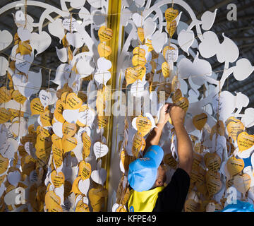 Chiang Mai, Thaïlande - 26 octobre 2017 : les gens d'écrire leur intention d'en faire une bonne chose à sa majesté le roi Bhumibol Adulyadej avant roy Banque D'Images