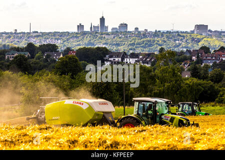 L'horizon du centre-ville d'Essen, Allemagne, vu depuis le sud-est, le tracteur, la récolte, Banque D'Images