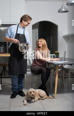 Le partage des tâches domestiques couple marié à la maison, England, UK Banque D'Images