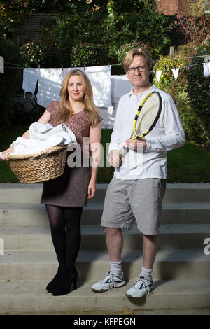 Le partage des tâches domestiques couple marié à la maison, England, UK Banque D'Images