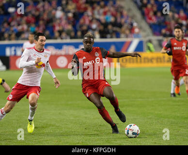 Harrison, États-Unis. 30th octobre 2017. Justin Morrow (2) du FC de Toronto contrôle le ballon pendant le match de la première jambe de la MLS Cup contre les Red Bulls à Red Bull Arena Credit: lev radin/Alamy Live News Banque D'Images