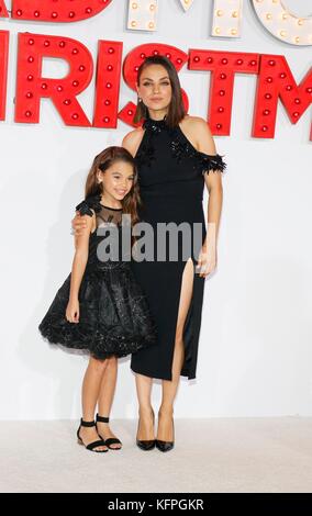 Los Angeles, CALIFORNIE, États-Unis. 30 octobre 2017. Mila Kunis, Ariana Greenblatt à Arrivals for A BAD MAMS CHRISTMAS Premiere, Regency Westwood Village Theatre, Los Angeles, CA 30 octobre 2017. Crédit : Elizabeth Goodenough/Everett Collection/Alamy Live News Banque D'Images
