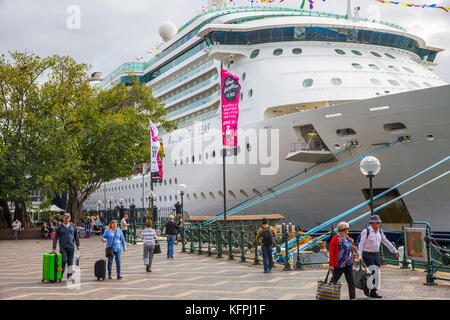 Sydney, Australie. 31 octobre, 2017. Bateau de croisière Radiance of the Seas exploité par Royal Caribbean International arrive à l'Overseas Passenger Terminal de Sydney pour une journée de visite. Le mardi 31 octobre 2017. Crédit : martin berry/Alamy Live News Banque D'Images