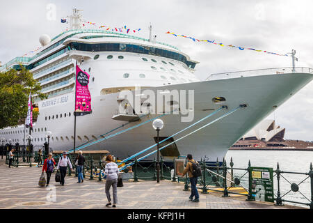 Sydney, Australie. 31 octobre, 2017. Bateau de croisière Radiance of the Seas exploité par Royal Caribbean International arrive à l'Overseas Passenger Terminal de Sydney pour une journée de visite. Le mardi 31 octobre 2017. Banque D'Images