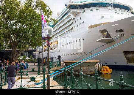 Sydney, Australie. 31 octobre, 2017. Bateau de croisière Radiance of the Seas exploité par Royal Caribbean International arrive à l'Overseas Passenger Terminal de Sydney pour une journée de visite. Le mardi 31 octobre 2017. Crédit : martin berry/Alamy Live News Banque D'Images