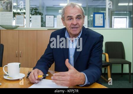 Banska Bystrica, Slovaquie. 27 octobre 2017. L'entrepreneur Jan Lunter, candidat favori pour le poste de gouverneur de la région de Banska Bystrica lors des prochaines élections, donne une interview à l'Agence de presse tchèque à Banska Bystrica, Slovaquie, le vendredi 27 octobre 2017. Le gouverneur sortant, l’extrême droite Marian Kotleba, défend son poste. Crédit : Martin Mikuta/CTK photo/Alamy Live News Banque D'Images