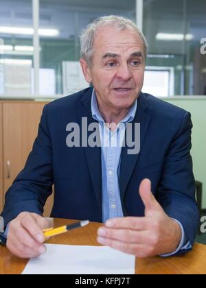 Banska Bystrica, Slovaquie. 27 octobre 2017. L'entrepreneur Jan Lunter, candidat favori pour le poste de gouverneur de la région de Banska Bystrica lors des prochaines élections, donne une interview à l'Agence de presse tchèque à Banska Bystrica, Slovaquie, le vendredi 27 octobre 2017. Le gouverneur sortant, l’extrême droite Marian Kotleba, défend son poste. Crédit : Martin Mikuta/CTK photo/Alamy Live News Banque D'Images