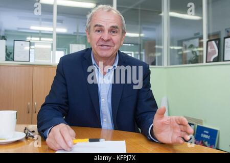 Banska Bystrica, Slovaquie. 27 octobre 2017. L'entrepreneur Jan Lunter, candidat favori pour le poste de gouverneur de la région de Banska Bystrica lors des prochaines élections, donne une interview à l'Agence de presse tchèque à Banska Bystrica, Slovaquie, le vendredi 27 octobre 2017. Le gouverneur sortant, l’extrême droite Marian Kotleba, défend son poste. Crédit : Martin Mikuta/CTK photo/Alamy Live News Banque D'Images