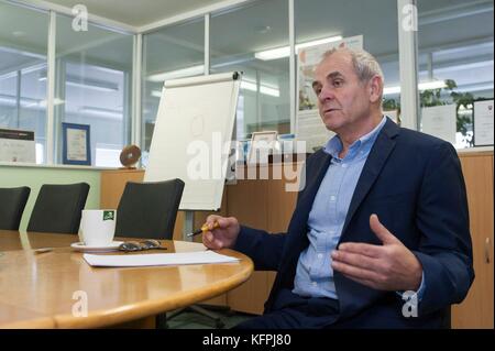 Banska Bystrica, Slovaquie. 27 octobre 2017. L'entrepreneur Jan Lunter, candidat favori pour le poste de gouverneur de la région de Banska Bystrica lors des prochaines élections, donne une interview à l'Agence de presse tchèque à Banska Bystrica, Slovaquie, le vendredi 27 octobre 2017. Le gouverneur sortant, l’extrême droite Marian Kotleba, défend son poste. Crédit : Martin Mikuta/CTK photo/Alamy Live News Banque D'Images