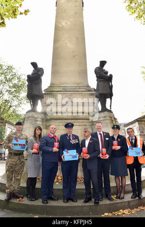 Londres, Royaume-Uni. 31 octobre, 2017. Maire de Londres, Sadiq Khan, rejoint personnels en uniforme au monument aux morts à l'extérieur de la gare de Euston à l'appui de la Royal British Legion's London Poppy Day campagne. Londres voit d'appel Journée du coquelicot 2 500 membres du personnel de service, les anciens combattants et les bénévoles qui essaient d'élever GBP1m en une seule journée. Crédit : Stephen Chung/Alamy Live News Banque D'Images