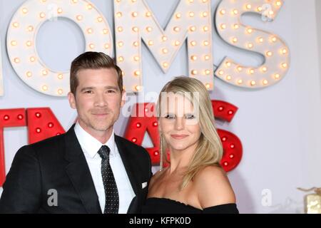 Los Angeles, CALIFORNIE, États-Unis. 30 octobre 2017. Lyle Brocato, épouse à Arrivals for A BAD MAMS CHRISTMAS Premiere, Regency Westwood Village Theatre, Los Angeles, CA 30 octobre 2017. Crédit : Everett Collection Inc/Alamy Live News Banque D'Images