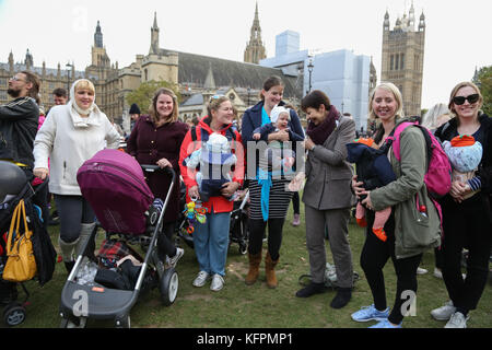 Whitehall. Londres, Royaume-Uni. 31 octobre, 2017. Caroline Lucas (3e à partir de la droite), chef du parti vert d'Angleterre et du Pays de Galles s'est joint à la campagne en place du parlement. Des centaines des femmes habillées comme des momies bandées ont défilé à Whitehall pour les droits des mères au travail. Les militants ont été rejoints par des mamans et papas- à- être. mars des momies organisé par enceinte, vissé, un groupe de campagne qui fournit une plate-forme pour les femmes à partager leurs histoires de manière anonyme de la discrimination, qui propose également un appui juridique. crédit : dinendra haria/Alamy live news Banque D'Images