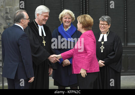 Wittenberg, Allemagne. 31 octobre 2017. Le premier ministre de Saxe-Anhalt, Reiner Haseloff (CDU, G-R), le président du Conseil de l'Église évangélique d'Allemagne (EKD), la ministre d'État aux Affaires culturelles Monika Gruetters (CDU), la chancelière allemande Angela Merkel (CDU) et Ilse Junkermann, évêque régional de l'Église évangélique d'Allemagne centrale, assistent à la cérémonie officielle à l'occasion du 500e anniversaire de la réforme à Wittenberg, Allemagne, le 31 octobre 2017. Crédit : dpa Picture alliance/Alamy Live News Banque D'Images