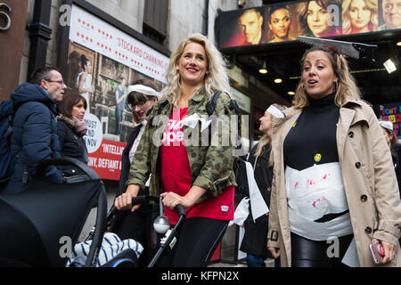 Londres, Royaume-Uni. 31 octobre, 2017. anna whitehouse, vlogger, prend part à la marche des momies avec des partisans de inscrivez-vous enceinte, vissé à l'appui de plus de droits pour les mères qui travaillent. Les manifestants déguisés en momies pour symboliser une législation désuète actuellement en place et des marches similaires ont eu lieu à Belfast, Cardiff, Glasgow, Newcastle et Manchester. crédit : mark kerrison/Alamy live news Banque D'Images