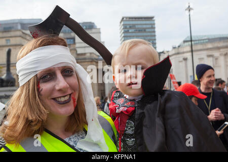 Londres, Royaume-Uni. 31 octobre, 2017. une démonstration étape militants déguisés en momies (égyptien) à l'appui de plus de droits pour les mamans de travail. En commençant par un rassemblement à la colonne Nelson, puis marcher sur la place du parlement où ils ont l'intention de présenter aux députés 5 Revendications de changement. Soeur marches ont lieu à Belfast, Cardiff, Glasgow, Newcastle et Manchester. crédit : Steve parkins/Alamy live news Banque D'Images