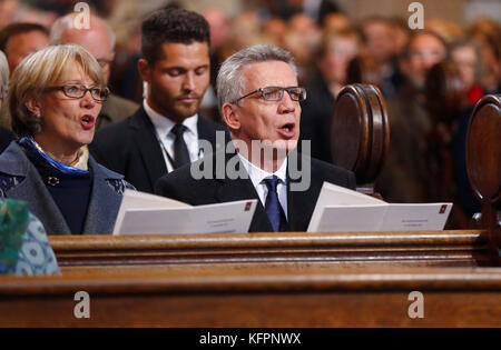 Wittenberg, Allemagne. 31 octobre 2017. Le ministre allemand de l'intérieur Thomas de Maiziere (CDU) et son épouse Martina assistent à un service religieux marquant le 500e anniversaire du début de la réforme, à la Schlosskirche (église du château) à Wittenberg, Allemagne, le 31 octobre 2017. Crédit : dpa Picture alliance/Alamy Live News Banque D'Images