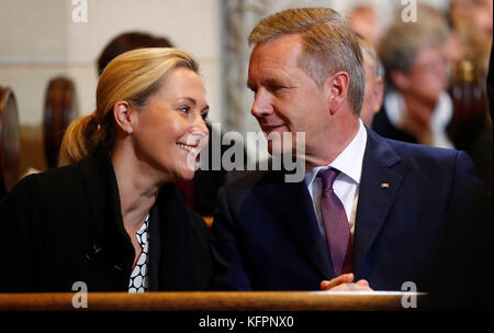 Wittenberg, Allemagne. 31 octobre 2017. L'ancien président allemand Christian Wulff (CDU) et son épouse Bettina assistent à un service religieux marquant le 500e anniversaire du début de la réforme, à la Schlosskirche (église du château) à Wittenberg, Allemagne, le 31 octobre 2017. Crédit : dpa Picture alliance/Alamy Live News Banque D'Images