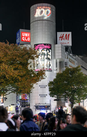 Tokyo, Japon. 31 octobre 2017. Les fêtards costumés se rassemblent lors des célébrations d'Halloween à Shibuya le 31 octobre 2017, Tokyo, Japon. Des milliers de jeunes adultes se rassemblent pour célébrer l’événement annuel à Shibuya et Roppongi. Une présence accrue de la sécurité peut être observée autour du célèbre croisement de Shibuya. Crédit : Rodrigo Reyes Marin/AFLO/Alamy Live News Banque D'Images