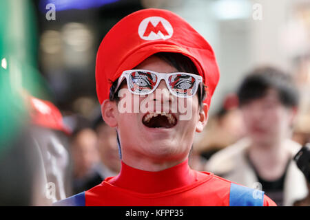 Tokyo, Japon. 31 octobre 2017. Un fêtant costumé profite des célébrations d'Halloween à Shibuya le 31 octobre 2017, Tokyo, Japon. Des milliers de jeunes adultes se rassemblent pour célébrer l’événement annuel à Shibuya et Roppongi. Une présence accrue de la sécurité peut être observée autour du célèbre croisement de Shibuya. Crédit : Rodrigo Reyes Marin/AFLO/Alamy Live News Banque D'Images