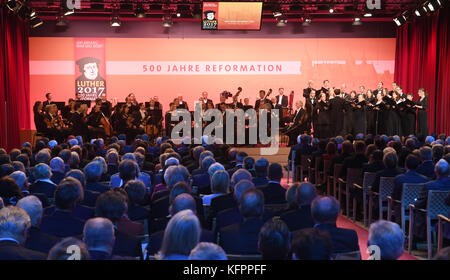 Wittenberg, Allemagne. 31 octobre 2017. Invités à un événement marquant le 500e anniversaire du début de la réforme, au Stadthaus de Wittenberg, Allemagne, 31 octobre 2017. Martin Luther aurait posté ses 95 thèses à la porte de la Schlosskirche de Wittenberg le 31 octobre 1517. Crédit : Hendrik Schmidt/dpa-Zentralbild/dpa/Alamy Live News Banque D'Images