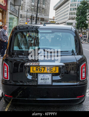 Londres, Royaume-Uni. 31 octobre, 2017. Un couple d'cabies park leur cabine lors de l'emprunt sur une période d'essai - Le véhicule électrique London Company (LEVC) tout nouveau plug-in gamme TX-extender London Taxi. Le plug-in de remplacement pour le TX4 est disponible à la vente pour $55 599, tandis qu'un bail commercial peut être eu à partir de £177 par semaine. London 31 Oct 2017. Crédit : Guy Bell/Alamy Live News Banque D'Images