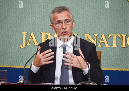 Tokyo, Japon. 31 octobre 2017. Le secrétaire général de l'OTAN, Jens Stoltenberg, s'adresse à des journalistes au Japan National Press Club à Tokyo, le lundi 31 octobre 2017. Photo par : Ramiro Agustin Vargas Tabares crédit : Ramiro Agustin Vargas Tabares/ZUMA Wire/Alamy Live News Banque D'Images