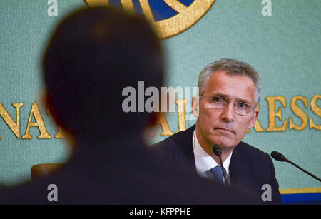 Tokyo, Japon. 31 octobre 2017. Le secrétaire général de l'OTAN, Jens Stoltenberg, s'adresse à des journalistes au Japan National Press Club à Tokyo, le lundi 31 octobre 2017. Photo par : Ramiro Agustin Vargas Tabares crédit : Ramiro Agustin Vargas Tabares/ZUMA Wire/Alamy Live News Banque D'Images