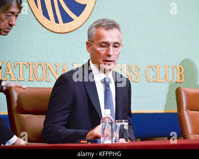 Tokyo, Japon. 31 octobre 2017. Le secrétaire général de l'OTAN, Jens Stoltenberg, s'adresse à des journalistes au Japan National Press Club à Tokyo, le lundi 31 octobre 2017. Photo par : Ramiro Agustin Vargas Tabares crédit : Ramiro Agustin Vargas Tabares/ZUMA Wire/Alamy Live News Banque D'Images