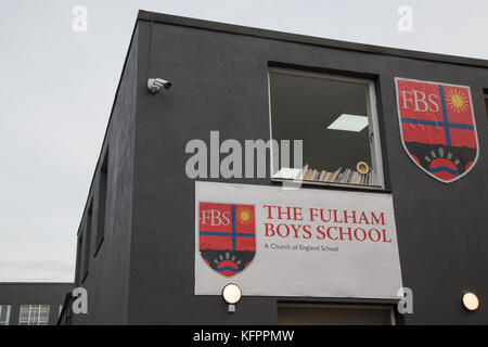 Londres, Royaume-Uni. 31 octobre, 2017. L'école de garçons de Fulham qui exigeait une Rasta boy, Chikayzea la Flandre, 12 coupé ses dreadlocks. Credit : Thabo Jaiyesimi/Alamy Live News Banque D'Images