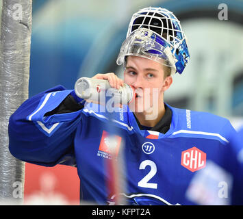 Brno, République tchèque. 31 octobre, 2017. gardien lukas dostal (BRNO) assiste à la champions hockey league, quart de finale, match play off : hc kometa brno vs EV Zug, à Brno, en République tchèque, le 31 octobre 2017. crédit : vaclav salek/ctk photo/Alamy live news Banque D'Images