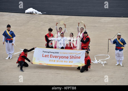 Athènes, Grèce, 31 octobre 2017. Des artistes coréens tiennent une bannière lors de la cérémonie de remise de la flamme olympique pour les Jeux olympiques d'hiver de PyeongChang 2018 au stade panathénaïque d'Athènes, en Grèce. Crédit : Nicolas Koutsokostas/Alamy Live News. Banque D'Images