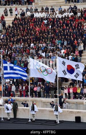 Athènes, Grèce, 31 octobre 2017. Les gens regardent la cérémonie de remise de la flamme olympique pour les Jeux olympiques d'hiver de PyeongChang 2018 au stade panathénaïque d'Athènes, en Grèce. Crédit : Nicolas Koutsokostas/Alamy Live News. Banque D'Images