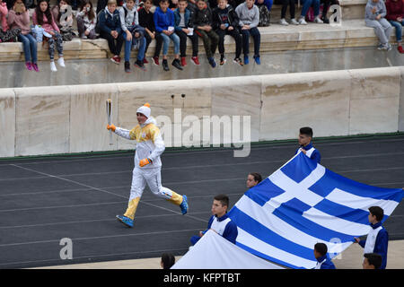 Athènes, Grèce, 31 octobre 2017. Le champion grec de ski Ioannis Proios porte la flamme olympique lors de la cérémonie de remise de la flamme olympique pour les Jeux olympiques d'hiver de PyeongChang 2018 au stade panathénaïque d'Athènes, en Grèce. Crédit : Nicolas Koutsokostas/Alamy Live News. Banque D'Images